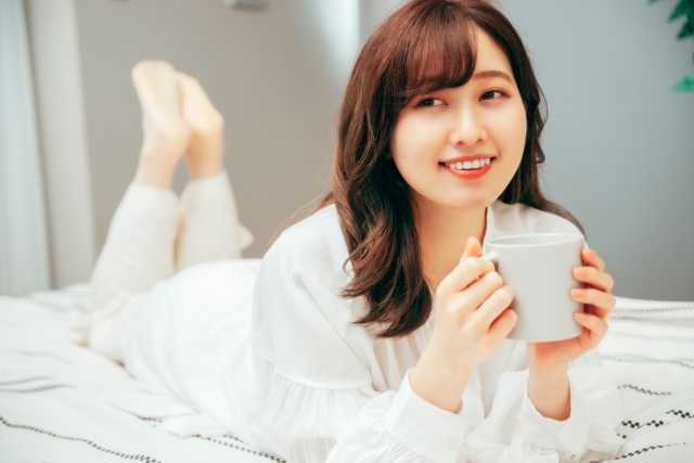 コーヒーを飲む女性の画像