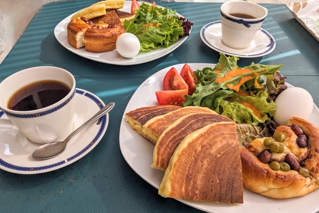 朝食とコーヒーの画像